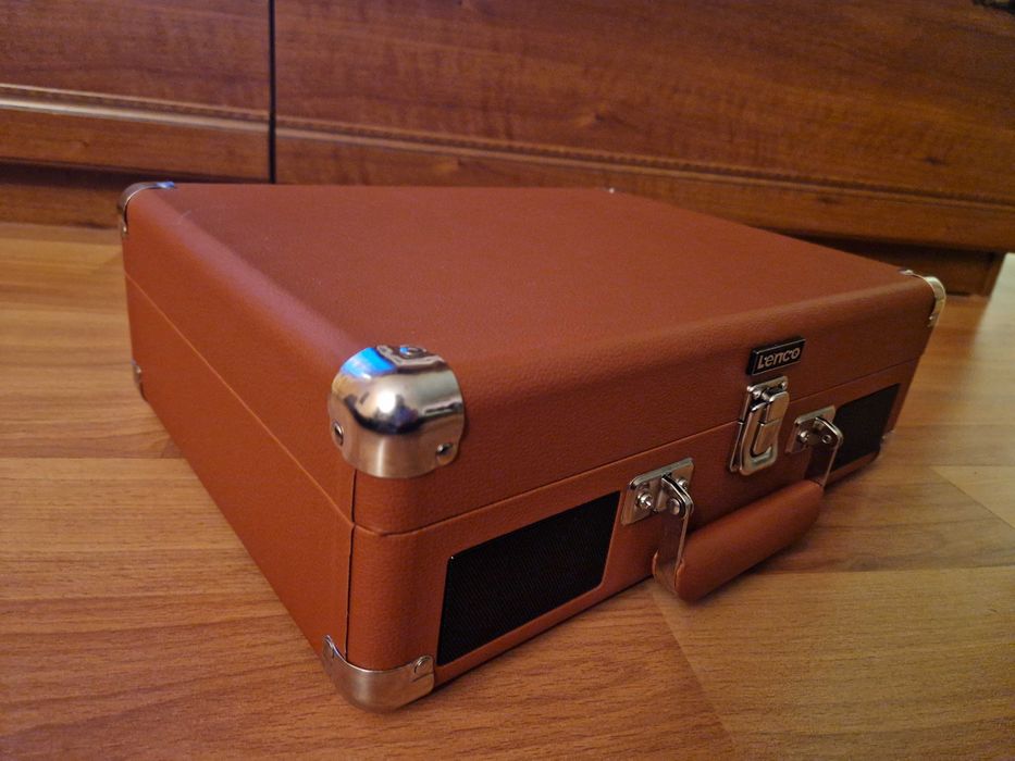 Грамофон с вградени високоговорители
високоговорители