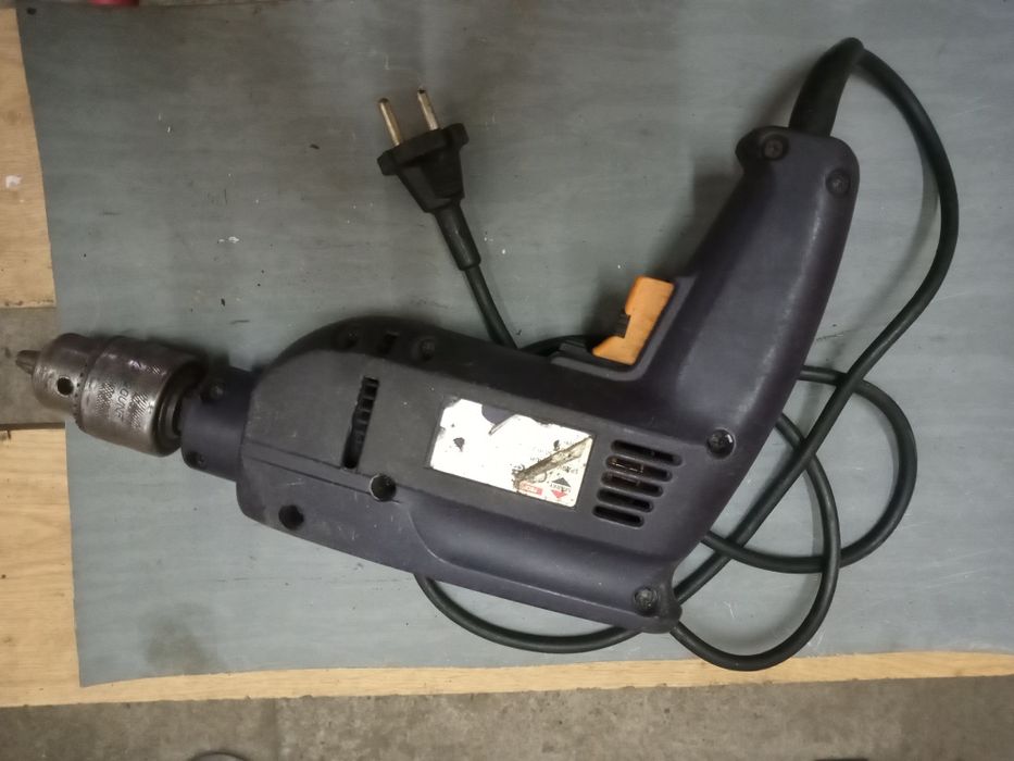 Продавам ударна бормашина Спарки и ударна Блек енд Декер за части