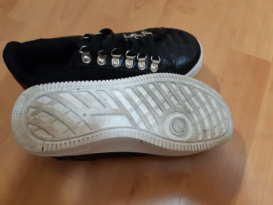 Vand o pereche de pantofi 37