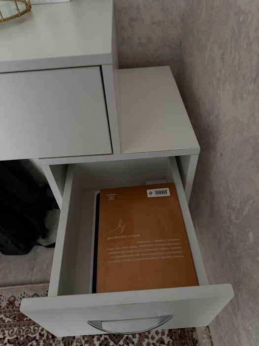 Продам женский туалетный столик