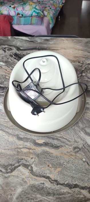 Fântână plastic pentru pisici/câini talie mică – Stare perfectă