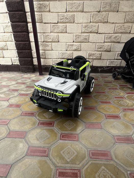 игрушная машинка ,детская машинка