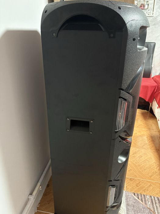 Boxa Akai se aude puternic