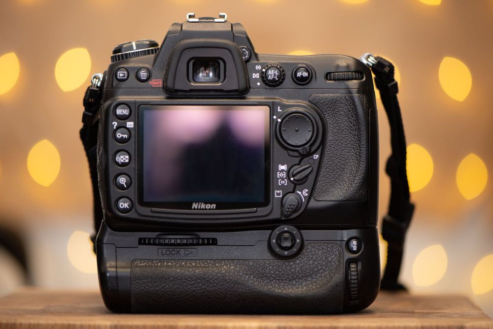 Nikon D300 + два обектива и аксесоари Никон