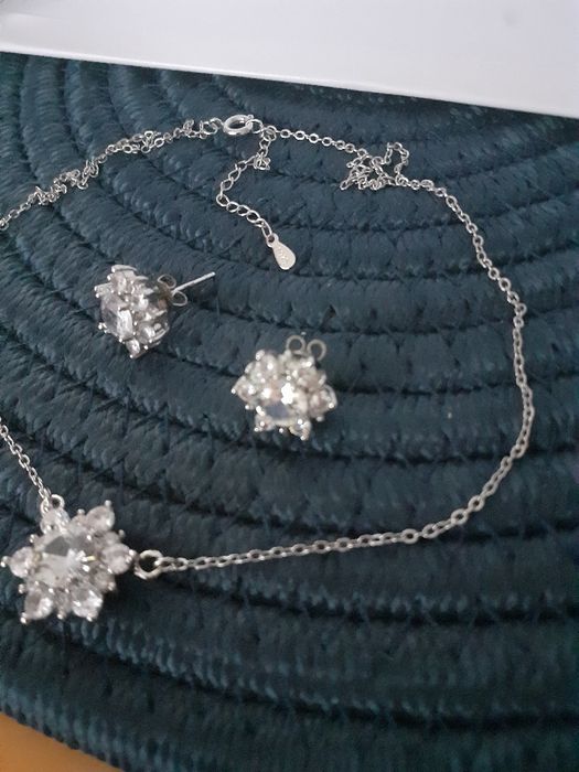 Колие и обеци с камъни