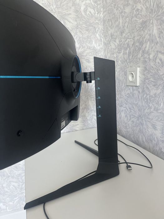 монитор THUNDEROBOT с сломанной матрицей