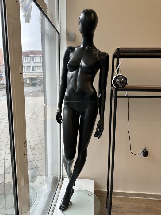 Манекен дама черен мат 6 бр налични