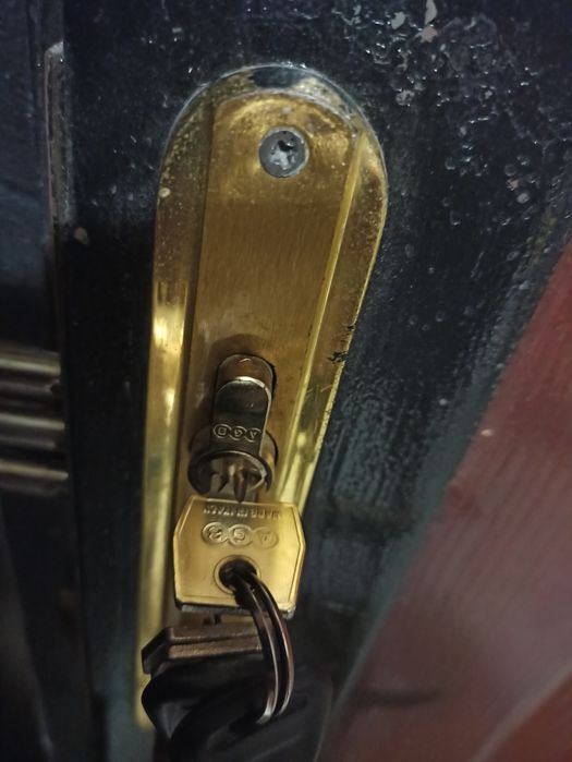 Продавам метална врата