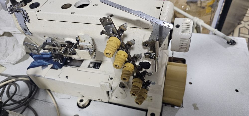 Продаются швейные машинки распошивалки и пуговичная машинка.