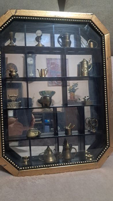 Vitrina cu 17 miniaturi din bronz