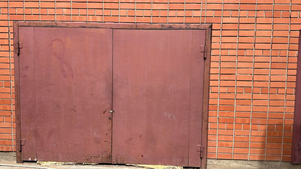Продам ворота с калиткой для гаража