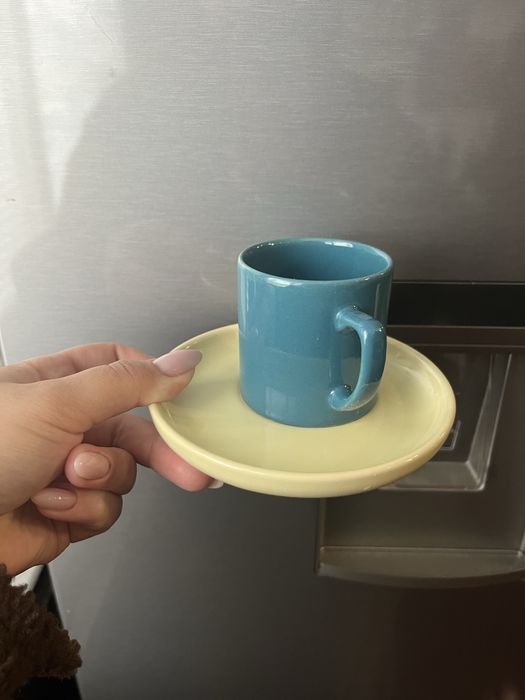 Комплект чаши за кафе с чинийки – различни цветове