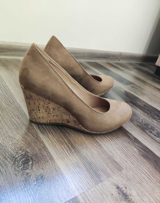 Нови обувки на платформа Graceland