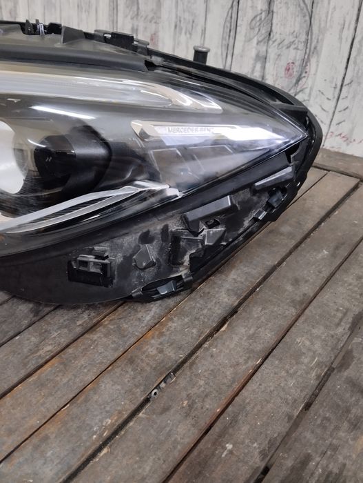 Продавам ляв фар Hella за Mercedes Cla