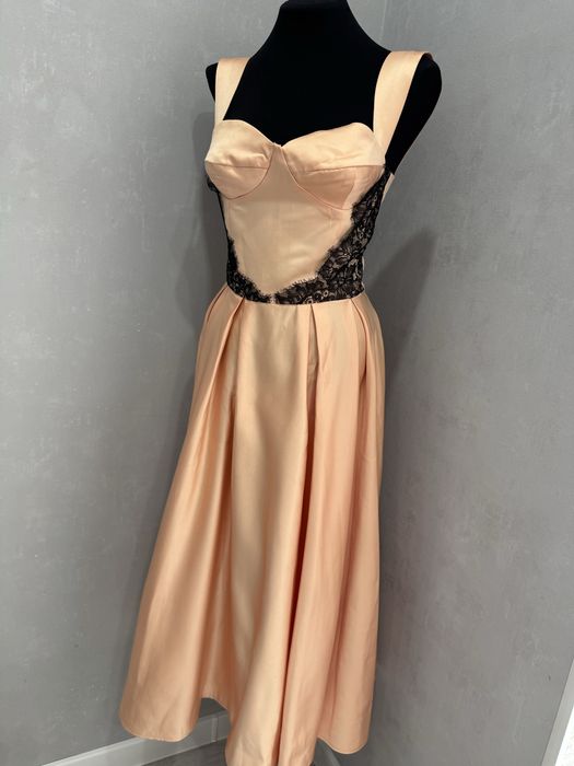 Женские одежды платья, пиджак, топ.