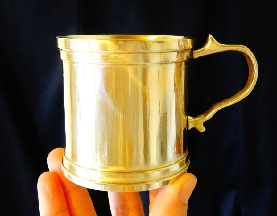 Масивни бронзови чаши плюс стъклени чаши.