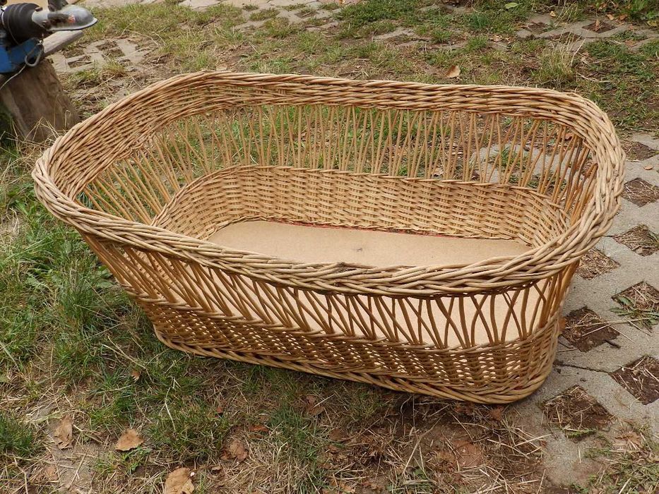 Стара бебешка кошарка, креватче - плетен кош