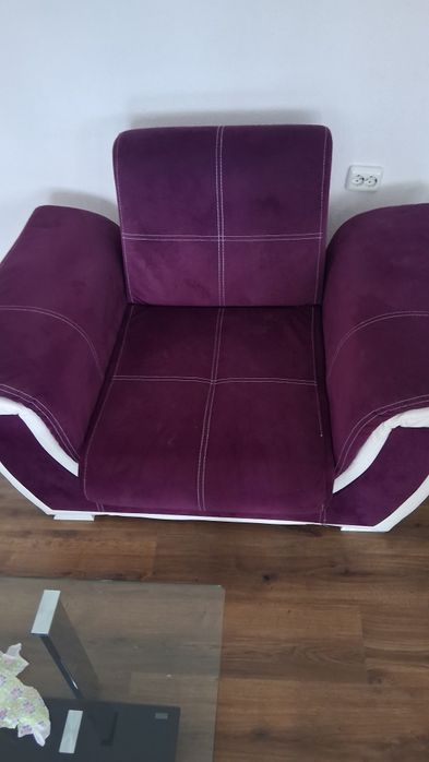 Продавам холова гарнитура (3-местен диван + 2 фотьойла). Употребявана,