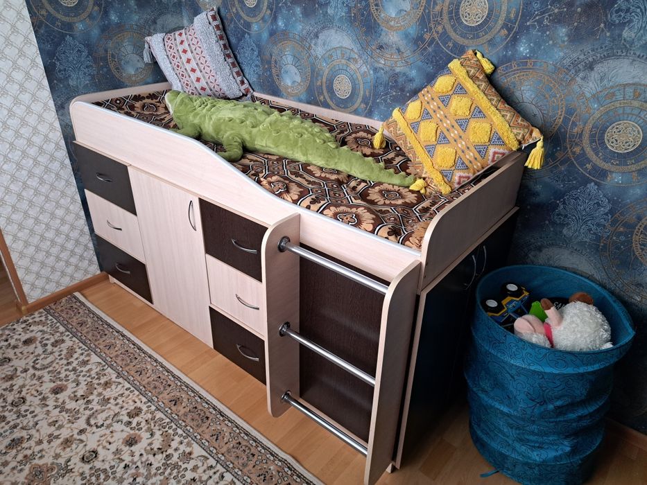 Детский уголок, кровать и стол