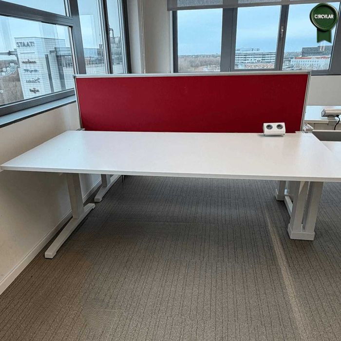 Birou Steelcase profesional cu panou despărțitor acustic, reglabil pe înălțime