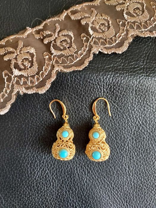 Vînd cercei cu pietre de turcoaz