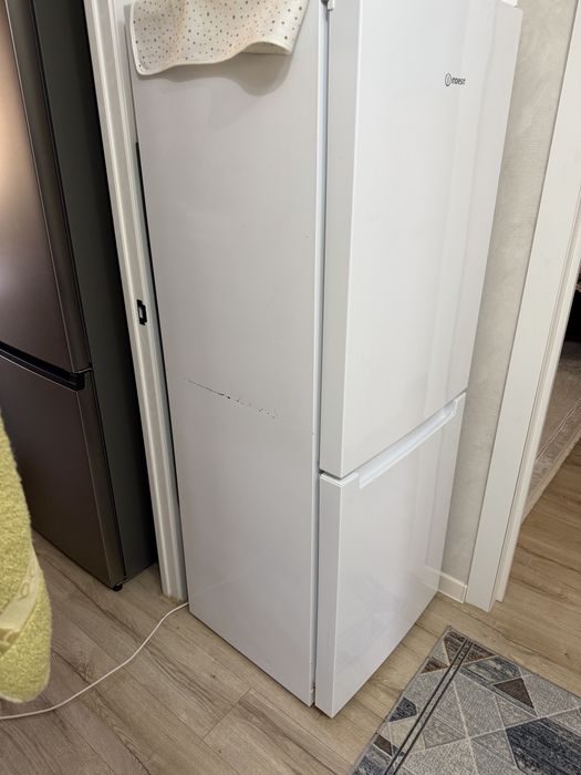 Продается холодильник Indesit.