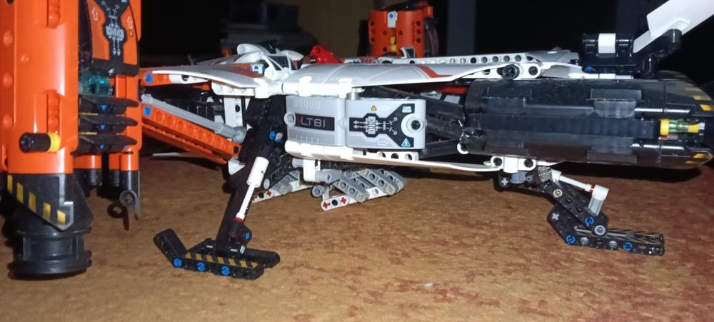 42181)
LEGO Technic - Naveta spatiala LT81 cu decolare si aterizare (42181)