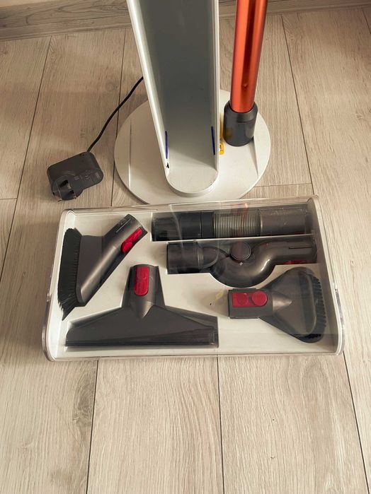 Вертикална прахосмукачка + Док станция  Dyson V10