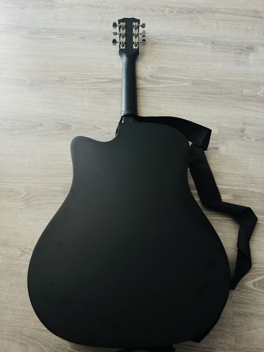 гитара акустическая в хорошем состояниии