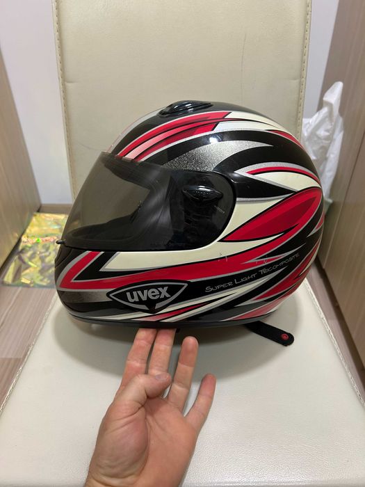 Продавам мото каска UVEX