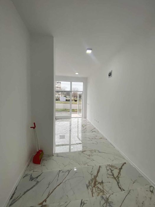 Дава се под наем Магазин в Бургас, Меден рудник - зона Б - 27 кв.м за 255 € - Снимка #1