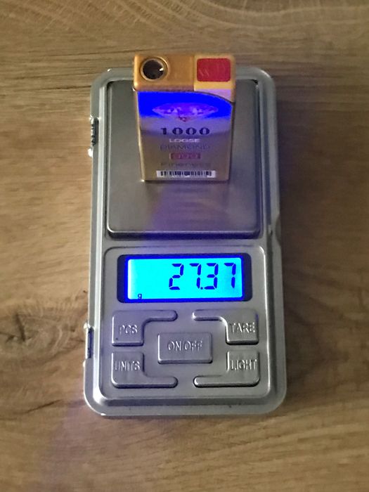 Златиста запалка  против вятър