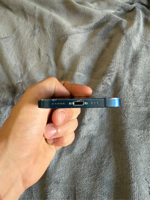Iphone 12 albastru