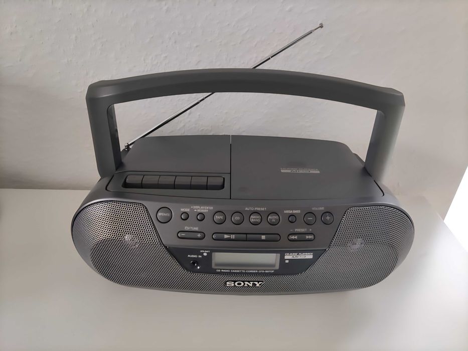 Продавам касетофон с CD - SONY