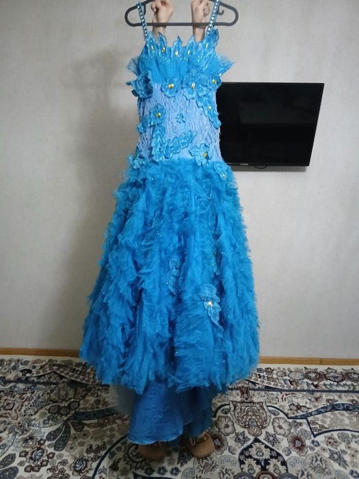 Vecherni koylak kiyilgan lekin sostayeniyasi yaxshi