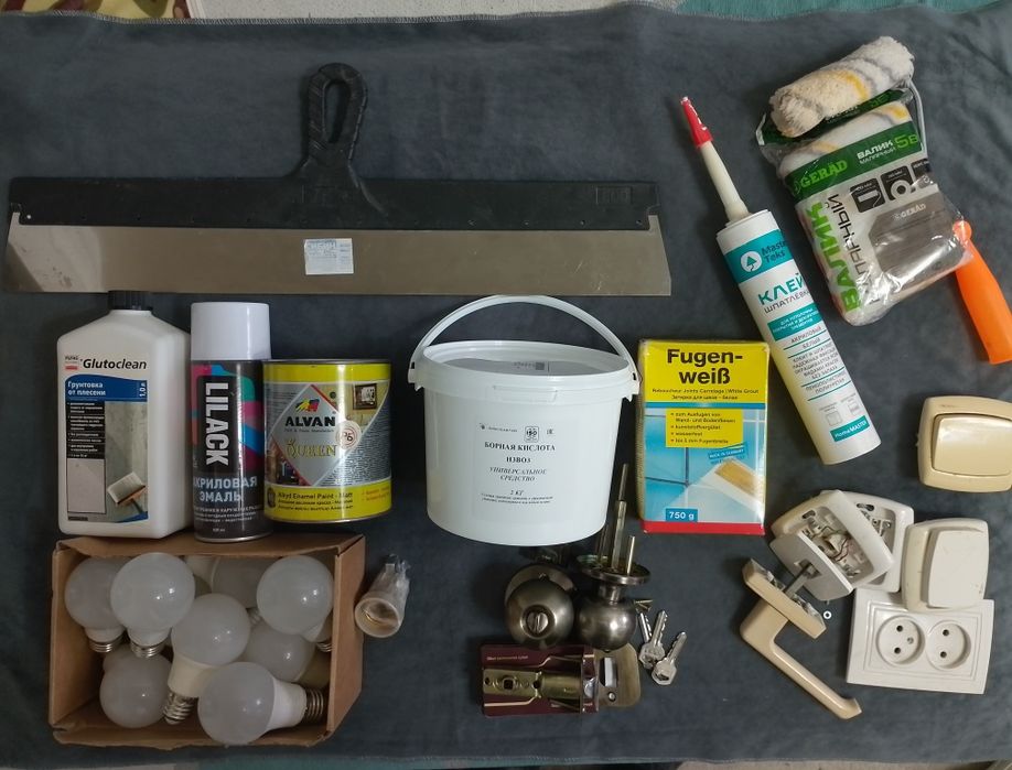Грунтовка, краска, затирка, лампочка, шпатель, валик, клей