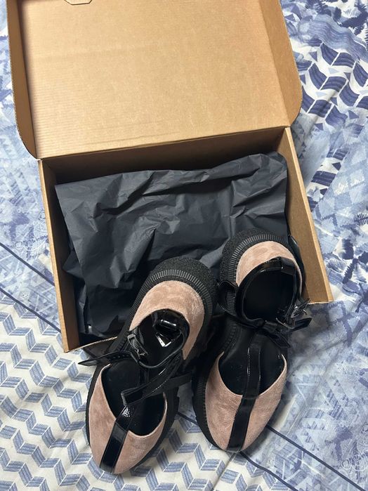 Сандали в цвят капучино с черен лак от естествен велур Bianki