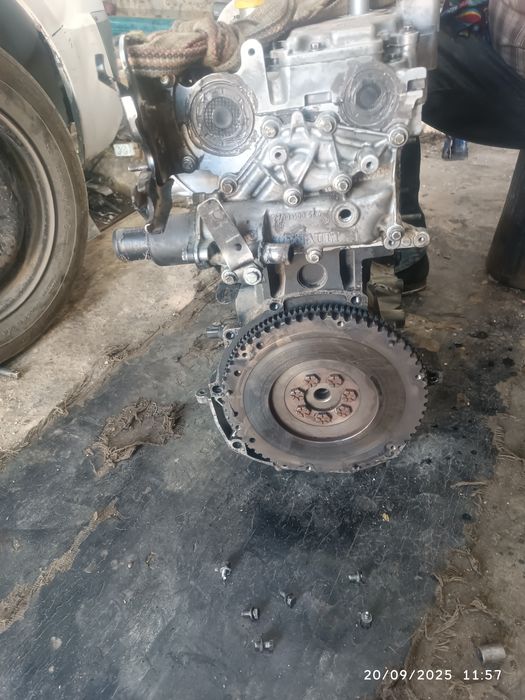 Әйелі күйеуінің фотосын сорып жатыр