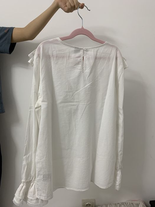 Белая блузка с рюшами