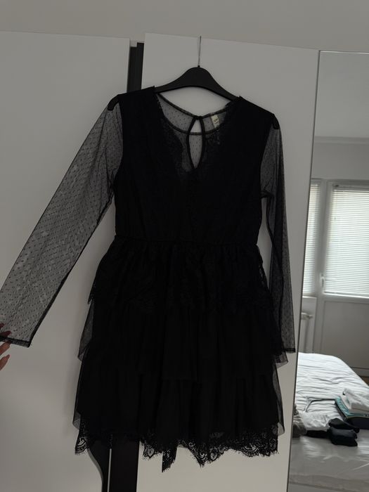 Черна дантелена рокля