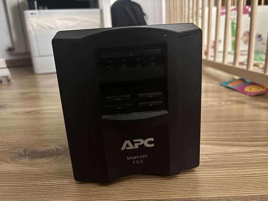 APC Smart-UPS 750VA LCD (SMT750I) Sursă de alimentare.