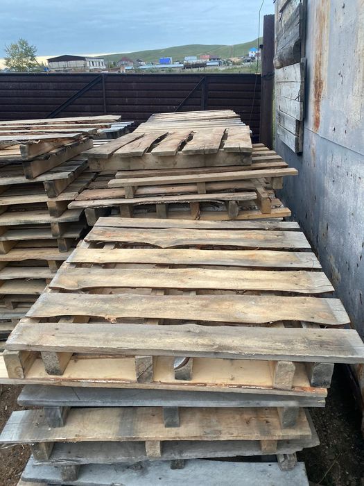 Поддоны Продам в хорошем состоянии квадратные метр на метр