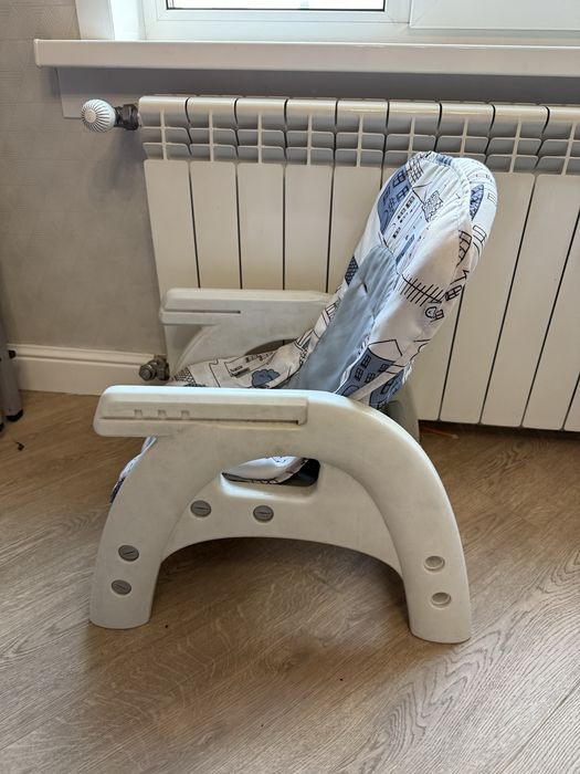 Детакие стулья для кормления со столиками