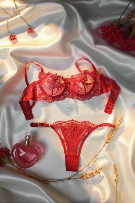 lenjerie intimă, cămăși de noapte și cosmetice pentru femei