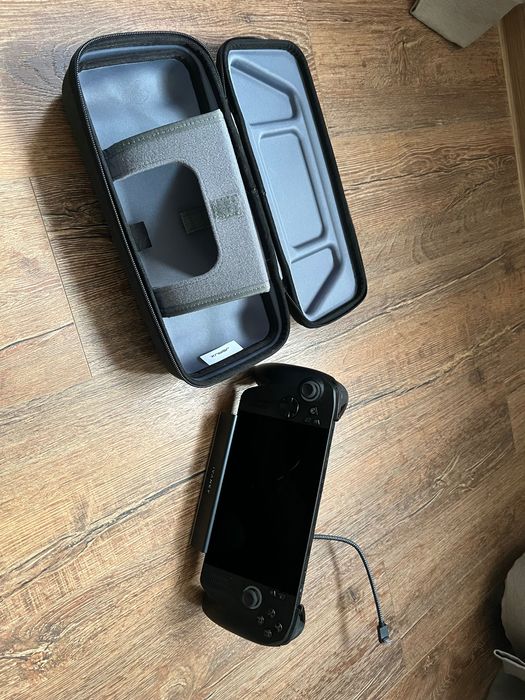 Продавам asus rog xbox ally x с hard carrying case и docking station