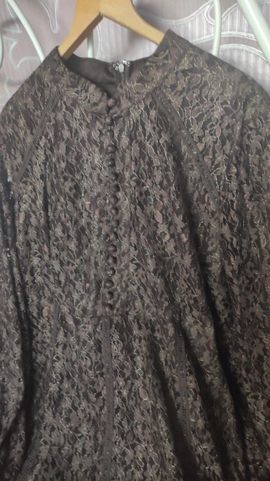 Дантелена рокля в кафяв цвят с златистата нишка.