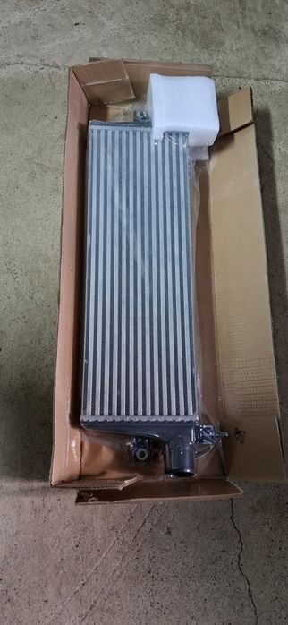 Радиатор интеркулера toyta hilux