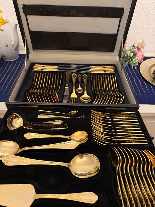 Комплект позлатени прибори в куфар SBS черен куфар