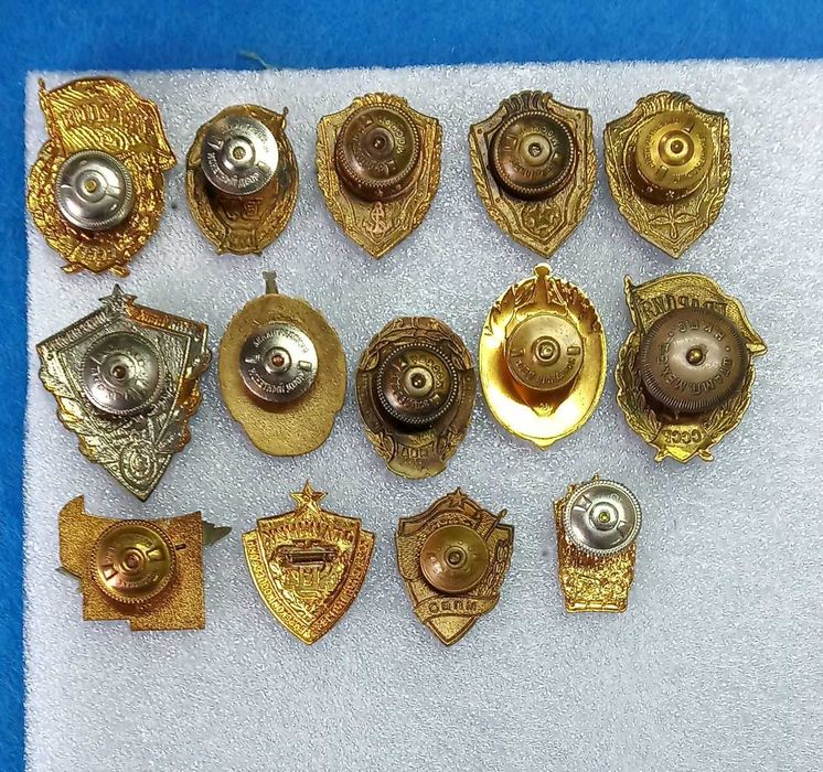 значки знаки СССР тяжелый металл отличники 15шт.