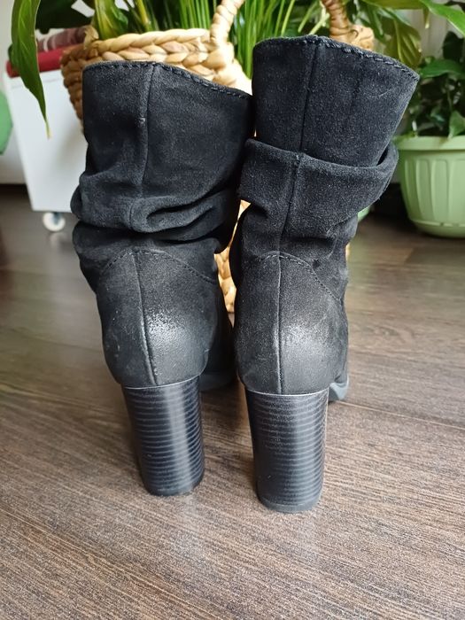 Ghete/ botine  cu toc din piele intoarsa